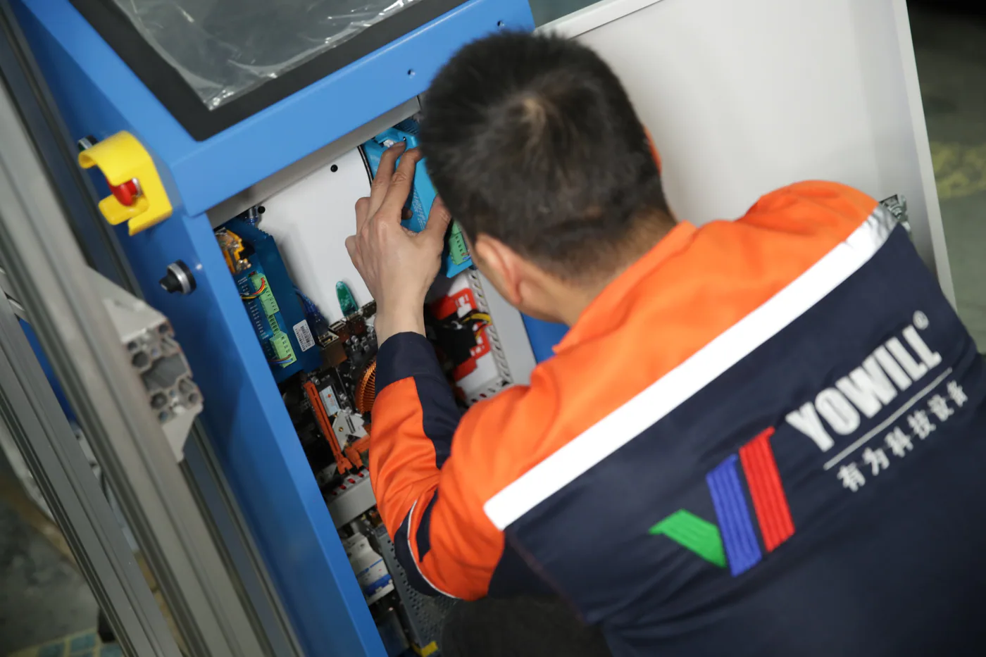 YOWILL 有为科技技术人员安装检查打印机电气部件