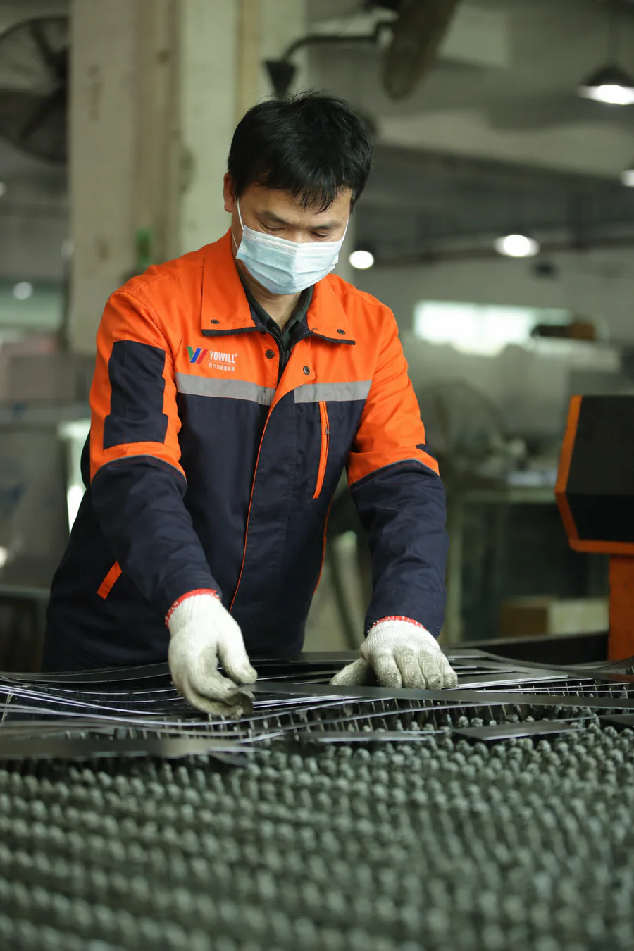 YOWILL 有为科技技术人员整理钣金加工部件